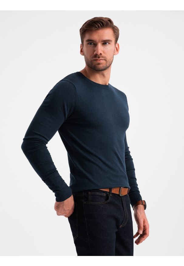 Ombre Clothing - Klasyczny męski sweter z wiskozą BASIC z okrągłym dekoltem – granatowy V9. Kolor: niebieski. Materiał: wiskoza. Styl: klasyczny