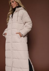 Renee - Jasnobeżowa Prosta Kurtka z Pikowanymi Przeszyciami i Kapturem Acaite. Kolor: beżowy. Materiał: jeans, poliester. Styl: elegancki