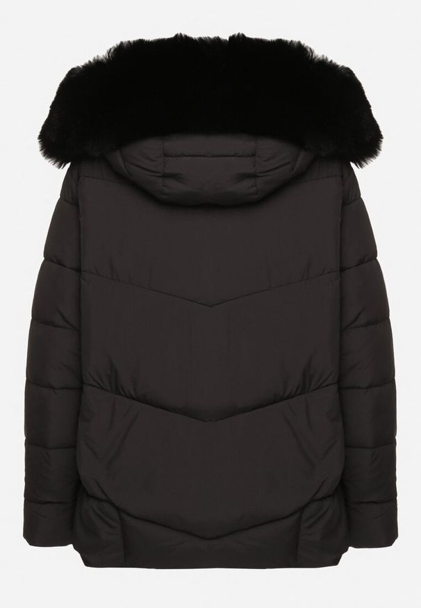 Born2be - Czarna Kurtka z Geometrycznymi Pikowanymi Przeszyciami i Kapturem z Futrem Venatta. Kolor: czarny. Materiał: futro. Długość rękawa: długi rękaw. Długość: długie. Wzór: geometria. Styl: elegancki