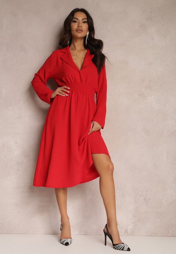 Renee - Czerwona Koszulowa Sukienka Midi z Gumką w Pasie Natelin. Kolor: czerwony. Typ sukienki: koszulowe. Styl: elegancki. Długość: midi