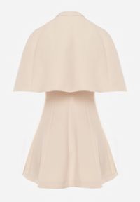 Renee - Beżowa Taliowana Sukienka w Eleganckim Stylu z Narzutką Typu Pelerynka Agatea. Kolor: beżowy. Styl: elegancki #5