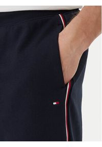 TOMMY HILFIGER - Tommy Hilfiger Szorty sportowe Global Stripe MW0MW42883 Granatowy Regular Fit. Kolor: niebieski. Materiał: bawełna. Styl: sportowy #5