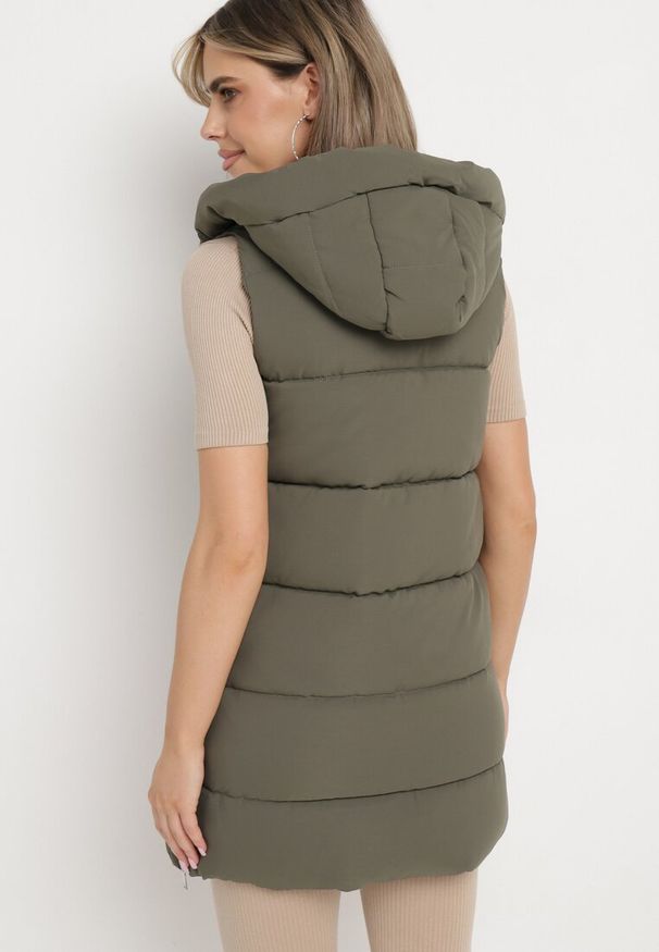 Born2be - Ciemnozielona Kamizelka o Długim Kroju Pikowana z Nieodpinanym Kapturem Celinesta. Kolor: zielony. Długość: długie. Wzór: aplikacja