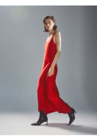 Reserved - Sukienka maxi na ramiączkach - czerwony. Kolor: czerwony. Materiał: tkanina. Długość rękawa: na ramiączkach. Wzór: gładki. Typ sukienki: proste. Długość: maxi #1