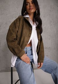 Renee - Ciemnobeżowa Kurtka Bomber Jacket Ozdobiona Guzikami Quilimi. Okazja: na co dzień. Kolor: zielony. Wzór: aplikacja. Styl: casual, elegancki #11