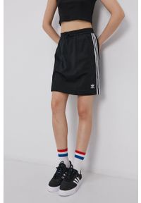 adidas Originals Spódnica H37774 kolor czarny mini prosta. Okazja: na co dzień. Stan: podwyższony. Kolor: czarny. Styl: casual