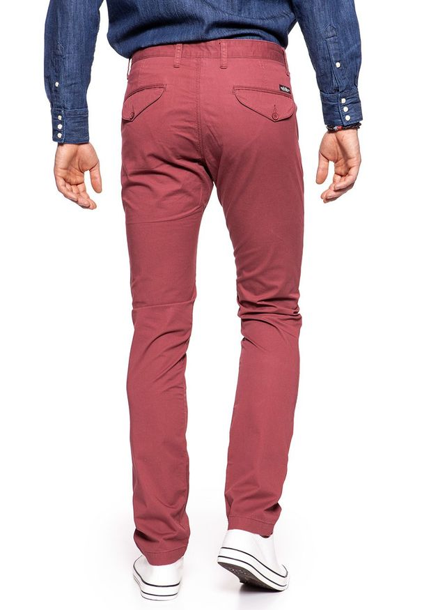 Lee - LEE SPODNIE MĘSKIE CHINO OXBLOOD L768FT58. Materiał: materiał, jeans. Styl: elegancki, wizytowy, klasyczny