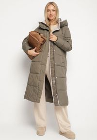 Born2be - Ciemnozielona Długa Kurtka Pikowana z Kapturem i Bocznymi Suwakami Aruvitta. Okazja: na co dzień. Typ kołnierza: kaptur. Kolor: zielony. Materiał: poliester, jeans, zamsz, dresówka. Długość: długie. Wzór: ze splotem. Styl: casual, elegancki, sportowy #4