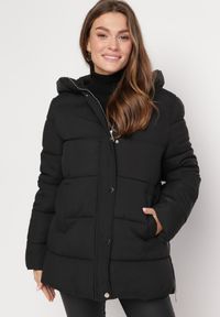 Born2be - Czarna Kurtka Pikowana z Nieodpinanym Kapturem i Suwakami na Dole Nornals. Kolor: czarny. Sezon: zima, jesień #2