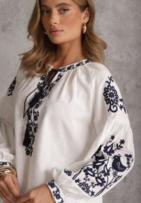 Renee - Biała Rustykalna Bluzka z Bawełny Zdobiona Haftem i Sznurkiem z Chwostami Marytea. Okazja: na co dzień. Kolor: biały. Materiał: bawełna. Długość: długie. Wzór: aplikacja, haft. Styl: casual, klasyczny #4