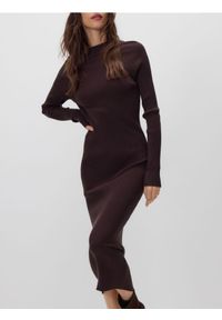 Reserved - Prążkowana sukienka z wiskozą - ciemnobrązowy. Kolor: brązowy. Materiał: prążkowany, wiskoza