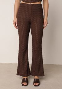 Born2be - Brązowy Komplet z Tkaniny z Tłoczeniem Spodnie Dzwony i Marszczony Top Oranelle. Kolor: brązowy. Materiał: tkanina #7