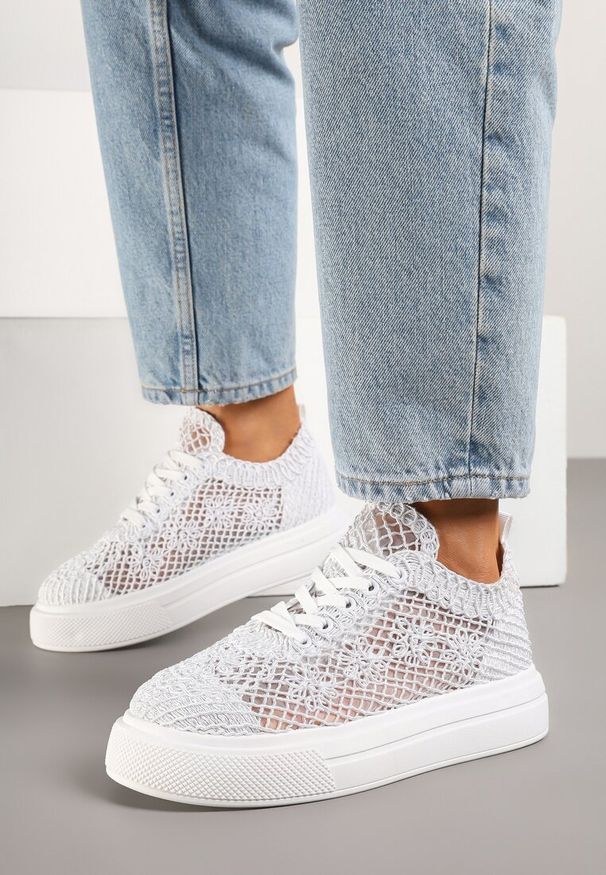 Renee - Białe Siateczkowe Sneakersy Typu Tenisówki Sunalie. Okazja: na co dzień, na spotkanie biznesowe. Kolor: biały. Materiał: jeans. Szerokość cholewki: normalna. Obcas: na płaskiej podeszwie