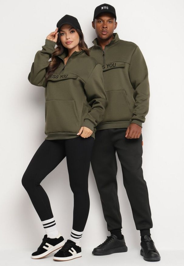 Born2be - Ciemnozielona Bluza z Suwakiem i Napisem i Kieszonką Typu Kangurek Anzoletta. Okazja: na co dzień. Kolor: zielony. Materiał: jeans. Wzór: napisy. Styl: sportowy, klasyczny, casual