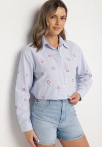 Born2be - Niebiesko-Czerwona Koszula o Kroju Oversize w Paski Zdobiona Haftem w Serca Nitariena. Okazja: na co dzień, na spotkanie biznesowe, do pracy. Typ kołnierza: kołnierzyk klasyczny. Kolor: niebieski. Materiał: bawełna, materiał. Długość rękawa: długi rękaw. Długość: długie. Wzór: aplikacja, paski, haft. Styl: biznesowy, klasyczny, elegancki, casual #7