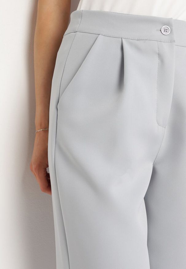 Born2be - Szare Spodnie Garniturowe z Kieszeniami Letiza. Okazja: na spotkanie biznesowe, do pracy. Stan: podwyższony. Kolor: szary. Styl: biznesowy, elegancki, klasyczny