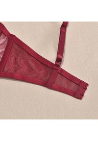 Intica - Komplet bielizny z haftem i usztywnianymi miseczkami Airi. Kolor: czerwony. Materiał: materiał. Wzór: haft #9