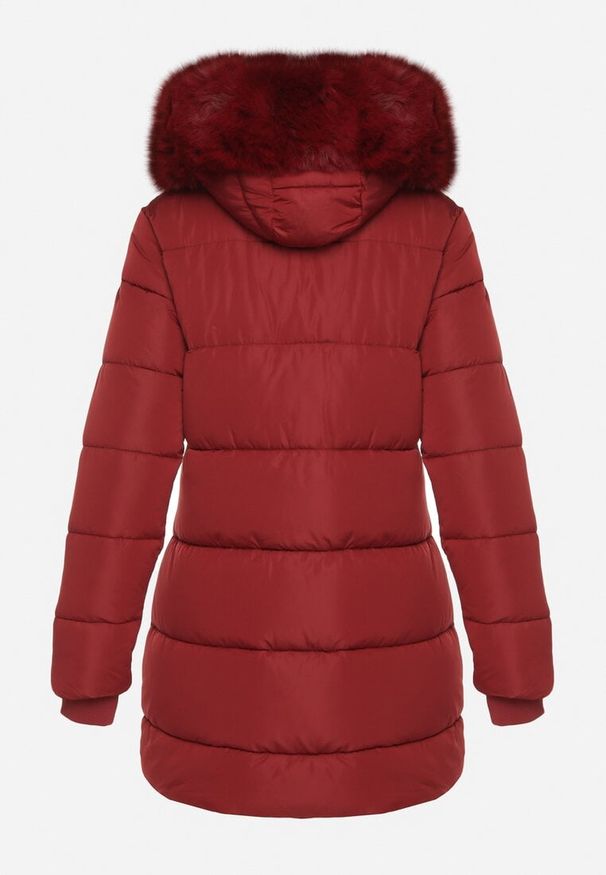 Born2be - Bordowa Pikowana Kurtka z Kapturem z Futerkiem Nenadria. Okazja: na co dzień, na spotkanie biznesowe, do pracy. Typ kołnierza: kaptur. Kolor: czerwony. Materiał: futro. Wzór: aplikacja. Styl: biznesowy, casual