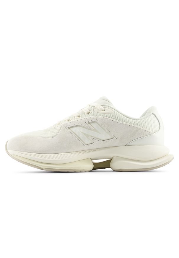 Buty unisex New Balance UTFOA4U0 – beżowe. Okazja: na co dzień. Kolor: beżowy. Materiał: zamsz, guma, materiał, syntetyk. Szerokość cholewki: normalna. Sport: bieganie