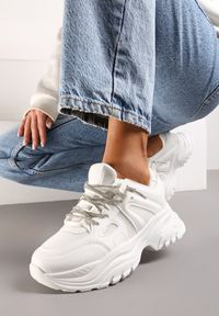 Renee - Białe Sneakersy na Nieregularnej Grubej Podeszwie z Cyrkoniami Adirka. Okazja: na co dzień. Kolor: biały. Materiał: jeans, bawełna #3