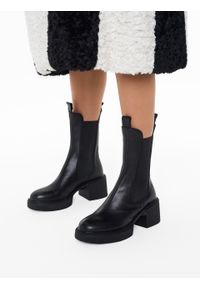 Kazar - Skórzane botki na klocku z elastycznymi wstawkami. Kolor: czarny. Materiał: tkanina, skóra. Szerokość cholewki: normalna. Obcas: na obcasie. Wysokość obcasa: niski #2