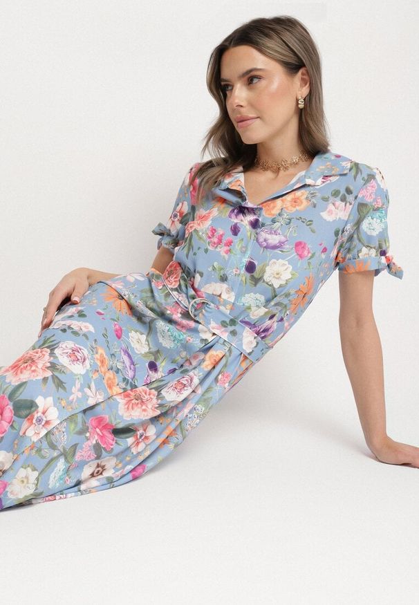 Born2be - Jasnoniebieska Rozkloszowana Sukienka o Koszulowym Kroju z Paskiem w Kwiatowy Wzór Fevelorine. Okazja: na co dzień. Kolor: niebieski. Wzór: kwiaty. Typ sukienki: koszulowe. Styl: casual