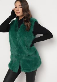 Born2be - Zielona Kamizelka z Futerka Ozdobiona Wstawkami z Ekoskóry Robenissa. Kolor: zielony. Materiał: futro. Wzór: aplikacja #5