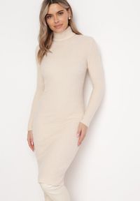 Born2be - Beżowa Sweterkowa Puchata Sukienka Midi z Wełny z Golfem Sebhat. Typ kołnierza: golf. Kolor: beżowy. Materiał: wełna. Długość: midi #1