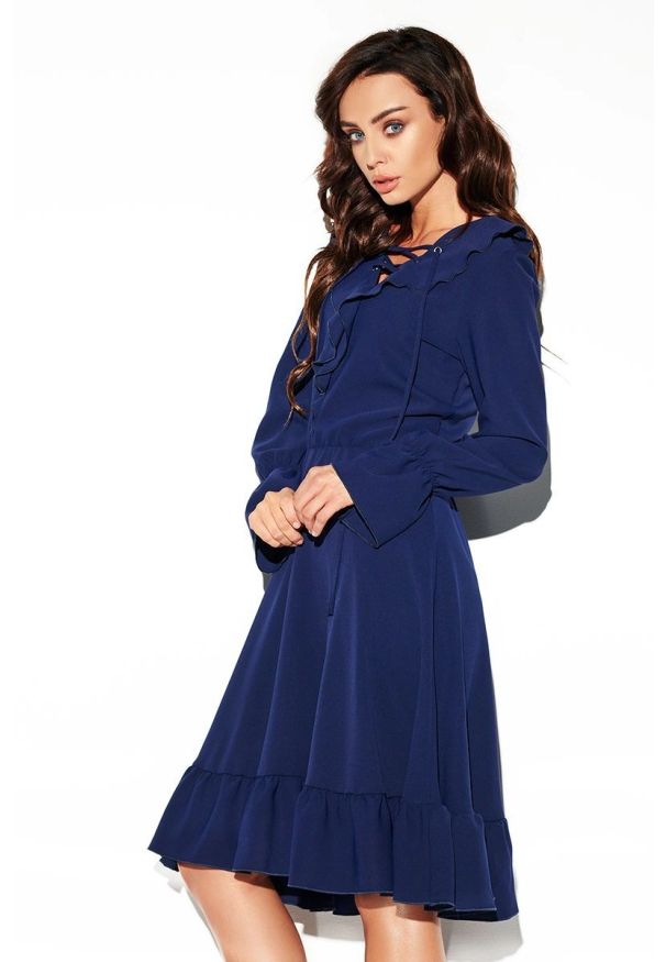 Sukienki.shop - Sukienka rozkloszowana z falbanami w stylu boho granatowa. Okazja: na co dzień. Kolor: niebieski. Styl: boho