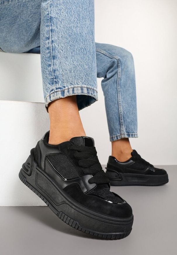 Renee - Czarne Sneakersy na Platformie Ozdobionej Tłoczeniem Deovithra. Okazja: na co dzień. Zapięcie: sznurówki. Kolor: czarny. Materiał: jeans. Wzór: aplikacja. Obcas: na platformie