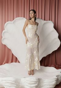 Renee - Beżowa Wieczorowa Sukienka z Siateczki z Gorsetowym Wiązaniem na Plecach Cezenna. Okazja: na co dzień. Typ kołnierza: dekolt gorset. Kolor: beżowy. Wzór: aplikacja, kwiaty. Typ sukienki: gorsetowe. Styl: wizytowy #11