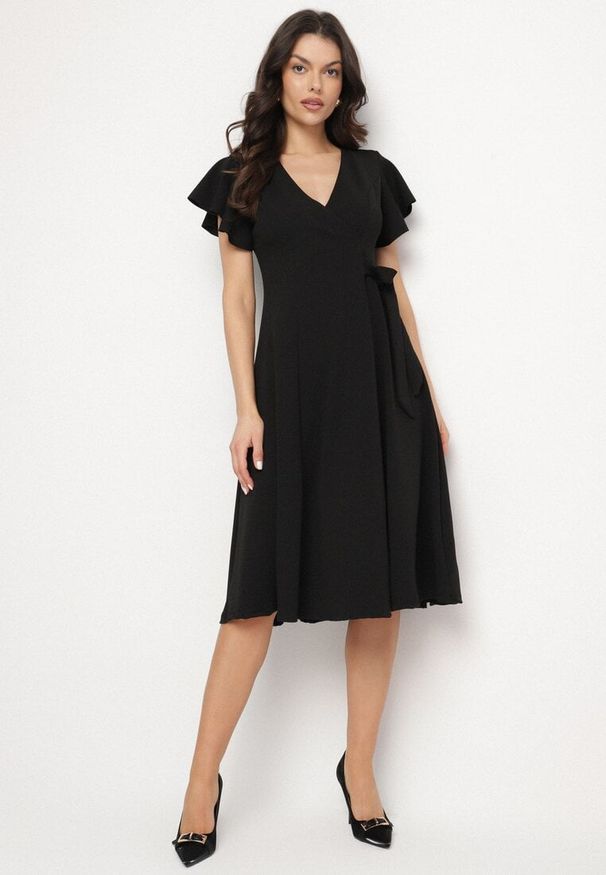 Born2be - Czarna Rozkloszowana Sukienka Kopertowa z Wiązaniem w Talii Dannila. Kolor: czarny. Wzór: aplikacja. Typ sukienki: kopertowe