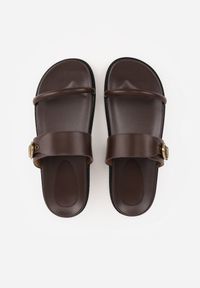 Born2be - Ciemnobrązowe Klapki z Dwoma Paskami i Metaliczną Klamrą Doriax. Okazja: na spacer, na co dzień. Kolor: brązowy. Styl: casual, klasyczny #5