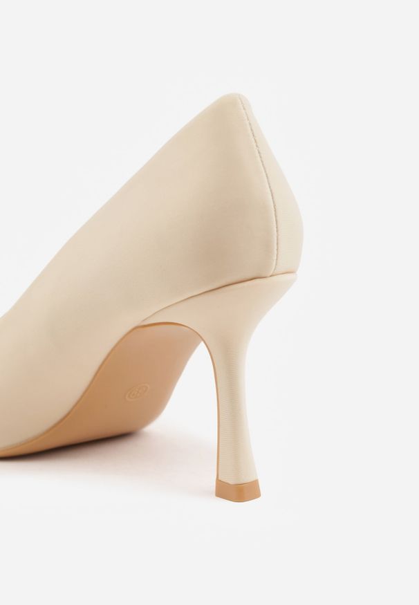 Renee - Beżowe Gładkie Szpilki z Tkaniny w Klasycznym Stylu Jynienne. Okazja: na spotkanie biznesowe. Kolor: beżowy. Materiał: tkanina. Wzór: gładki. Obcas: na szpilce. Styl: klasyczny