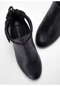 bonprix - Krótkie botki z wycięciami. Kolor: czarny. Szerokość cholewki: normalna. Obcas: na obcasie. Wysokość obcasa: średni #2