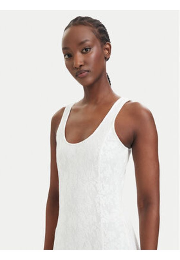 Vero Moda Sukienka koktajlowa Salina 10356493 Biały Regular Fit. Kolor: biały. Materiał: syntetyk. Styl: wizytowy
