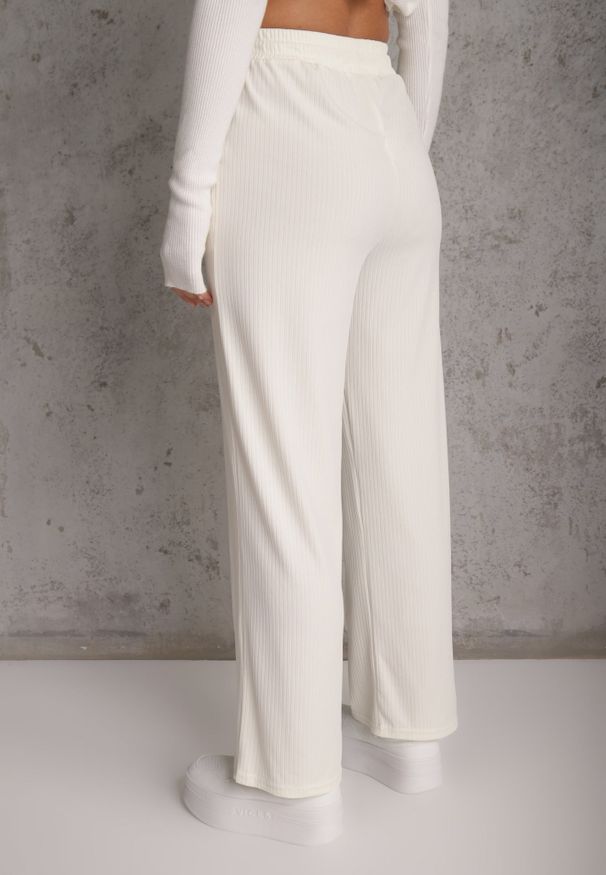 Renee - Jasnobeżowe Prążkowane Spodnie High Waist z Szerokimi Nogawkami Ginorria. Stan: podwyższony. Kolor: beżowy. Materiał: prążkowany. Długość: krótkie. Sezon: lato