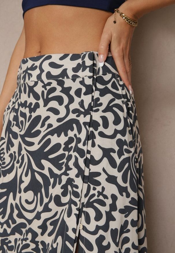 Renee - Granatowa Rozkloszowana Spódnica z Wiskozy ze Wsuwanymi Kieszeniami Koselle. Okazja: na co dzień. Kolor: niebieski. Materiał: wiskoza. Styl: casual, elegancki