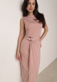 Born2be - Jasnoróżowa Wizytowa Sukienka Taliowana z Metaliczną Ozdobą Aroos. Okazja: na co dzień. Kolor: różowy. Wzór: aplikacja. Typ sukienki: proste. Styl: wizytowy #2