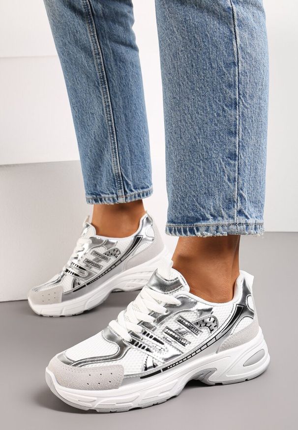 Renee - Srebrne Sneakersy na Grubej Podeszwie Ozdobione Przeszyciami Linarei. Kolor: biały. Wzór: aplikacja