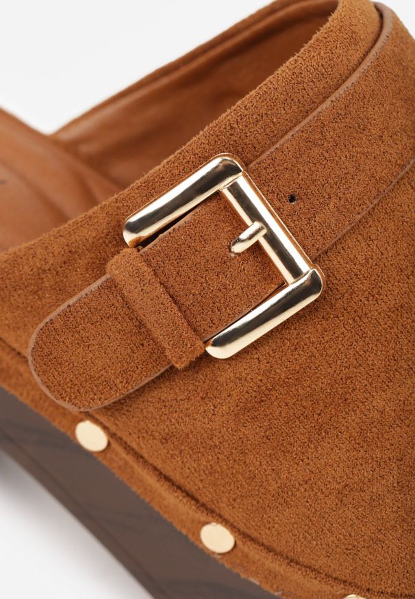 Born2be - Brązowe Klapki Chodaki na Słupku z Imitacji Drewna Zdobione Nitami i Sprzączką Salona. Okazja: na co dzień. Kolor: brązowy. Materiał: zamsz. Wzór: aplikacja. Sezon: lato. Obcas: na słupku. Styl: boho, wakacyjny, casual, klasyczny. Wysokość obcasa: średni