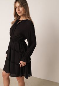 Born2be - Czarna Wiskozowa Sukienka na Lato w Stylu Boho z Falbankami i Wiązaniem Barpea. Okazja: na spacer, na co dzień. Typ kołnierza: kołnierz z falbankami. Kolor: czarny. Materiał: wiskoza. Sezon: lato. Styl: boho #8
