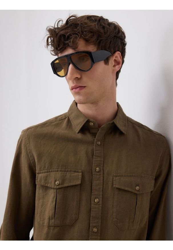 Reserved - Koszula regular z lnem - ciemnozielony. Kolor: zielony. Materiał: len