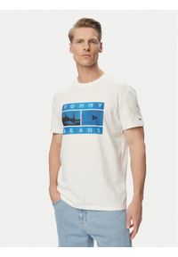 Tommy Jeans T-Shirt Photo Flag DM0DM23191 Biały Regular Fit. Kolor: biały. Materiał: bawełna #1