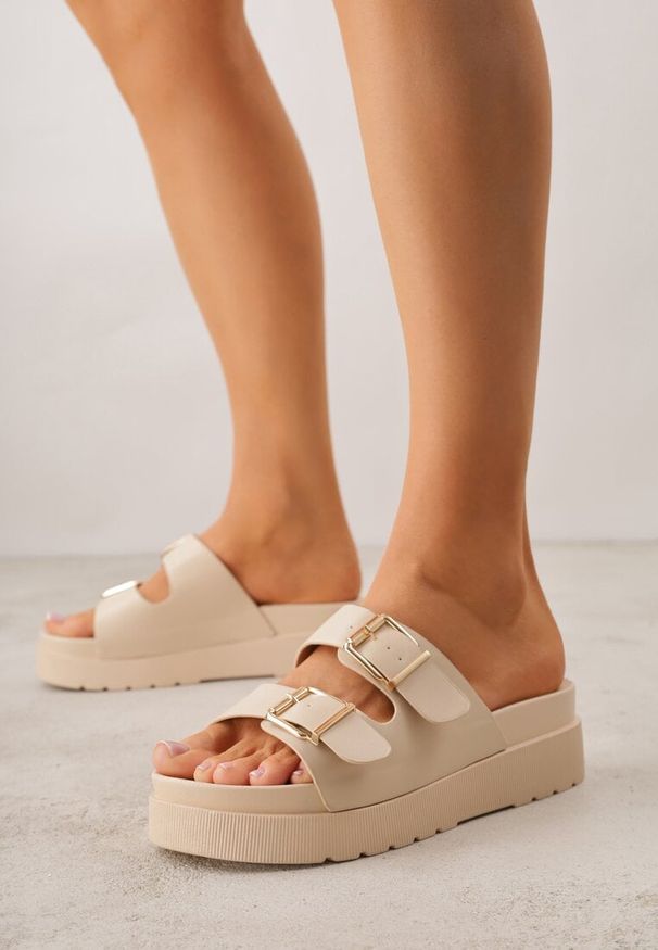 Renee - Beżowe Klapki na Platformie Ozdobione Metalicznymi Klamrami Galisiphe. Kolor: beżowy. Wzór: aplikacja. Sezon: wiosna, lato. Obcas: na platformie