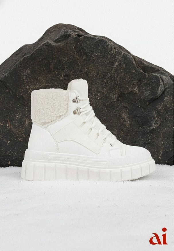 Renee - Białe Botki na Grubej Podeszwie z Futerkiem Nemda. Okazja: na co dzień. Nosek buta: okrągły. Zapięcie: sznurówki. Kolor: biały. Materiał: futro. Szerokość cholewki: normalna. Styl: casual, elegancki