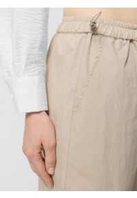 outhorn - Spodnie tkaninowe parachute damskie - beżowe. Kolor: beżowy. Materiał: tkanina #7