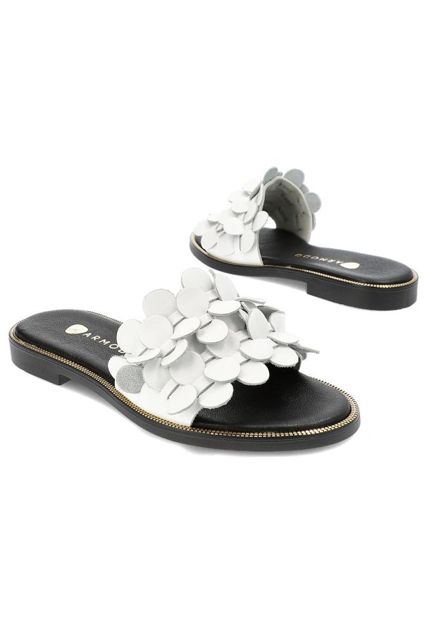 Białe Klapki Armodo Modne Obuwie Damskie. Okazja: na co dzień. Kolor: biały. Materiał: materiał, skóra. Wzór: aplikacja. Obcas: na płaskiej podeszwie. Styl: elegancki, casual