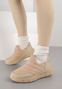 Born2be - Ciemnobeżowe Pikowane Sneakersy Śniegowce na Grubej Tłoczonej Platformie Verta. Okazja: na co dzień. Kolor: beżowy. Materiał: jeans. Obcas: na platformie