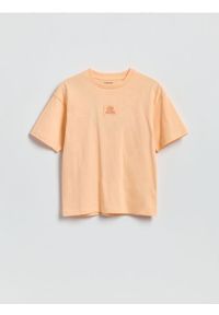 Reserved - Bawełniany t-shirt z naszywką - brzoskwiniowy. Kolor: pomarańczowy. Materiał: bawełna. Wzór: aplikacja #1